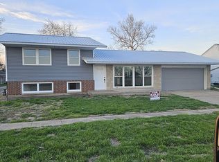 319 E Washington St, Mendon, IL