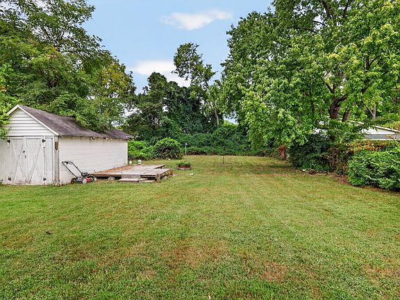 3rd image of 508 Eastview Dr