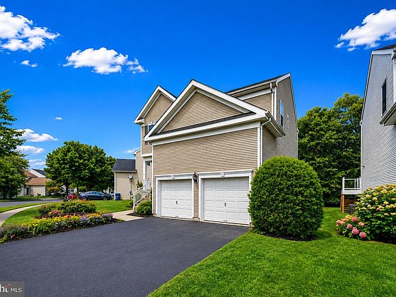 3rd image of 64 Fountayne Ln