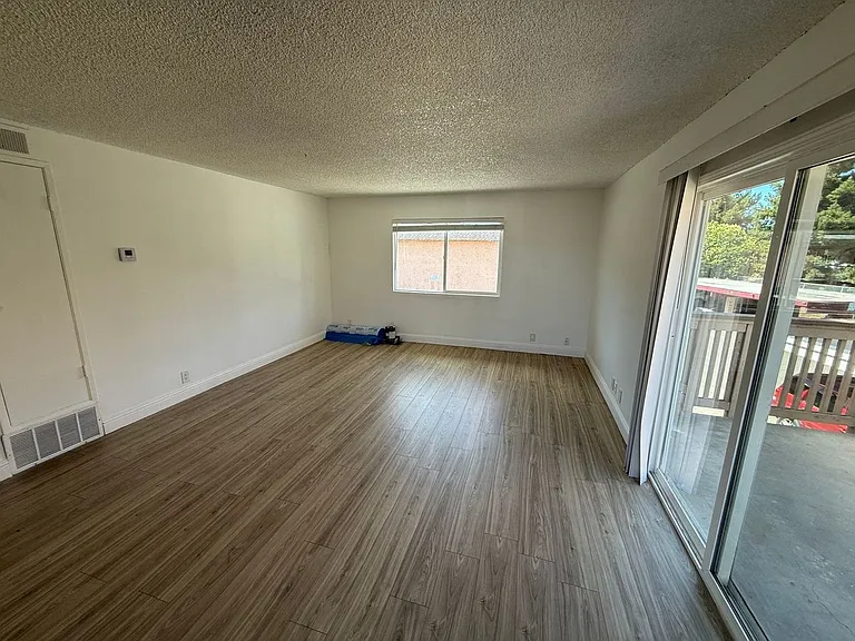 2449 Colina Ct — Photo 2