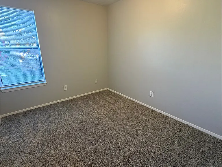 3206 Dallis Dr — Photo 6