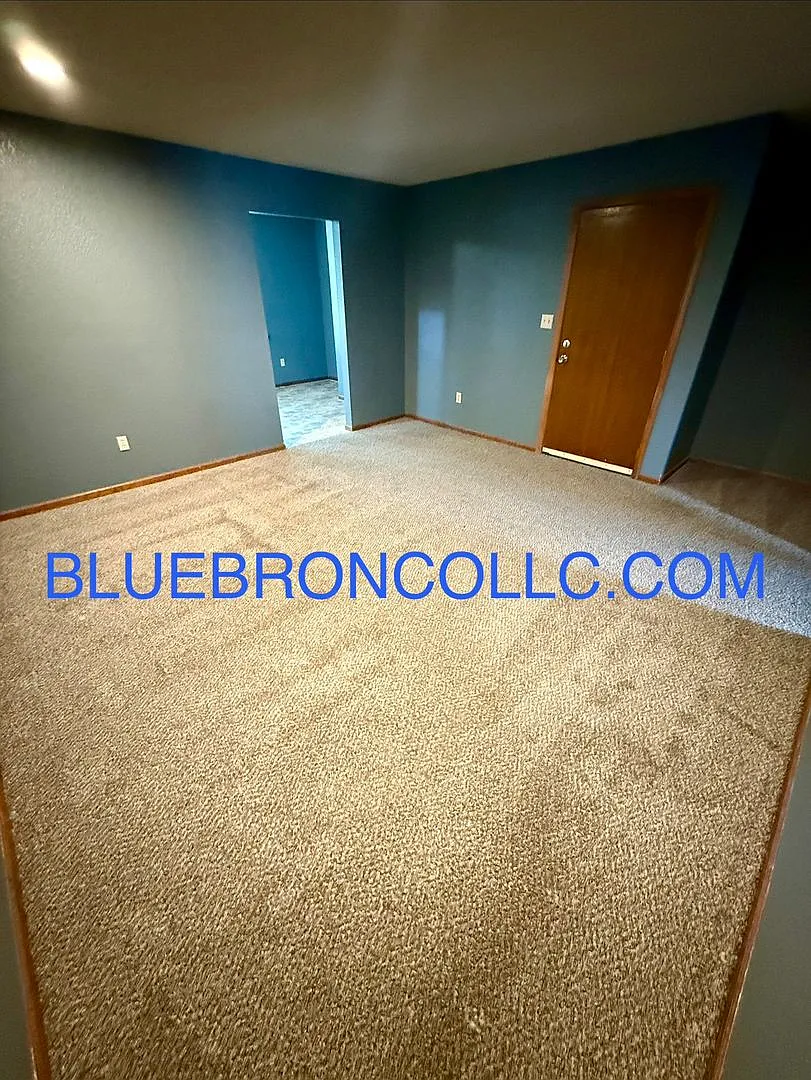 Spacious 1 bedroom second floor apartment for great price — Photo 4