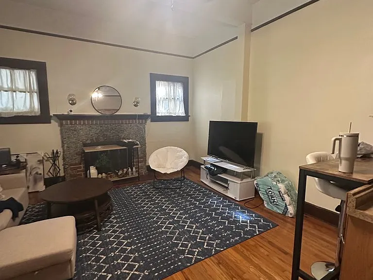 Beautiful downtown quad. 1 and 2 bed units available now. Pets allowed. — Photo 31