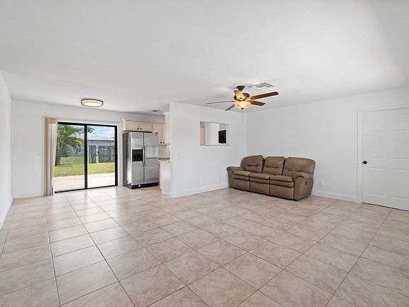 5th image of 601 SE Crescent Avenue