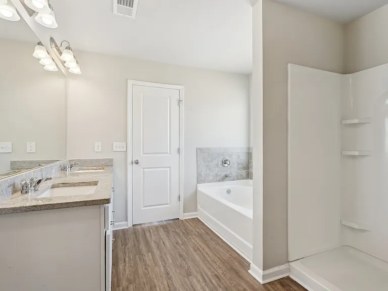 College Manor — Photo 37