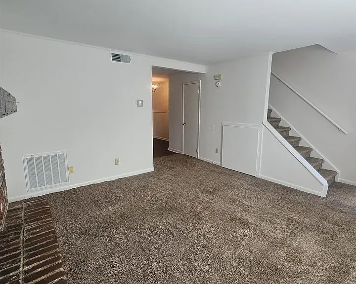 601 Picadilly Sq — Photo 4