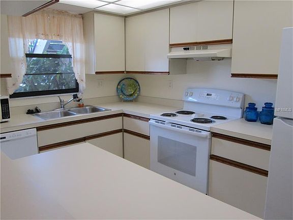 4th image of 933 Capri Isles Blvd APT 41