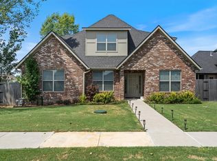 585 Rainbow Rd, Cave Springs, AR 72718