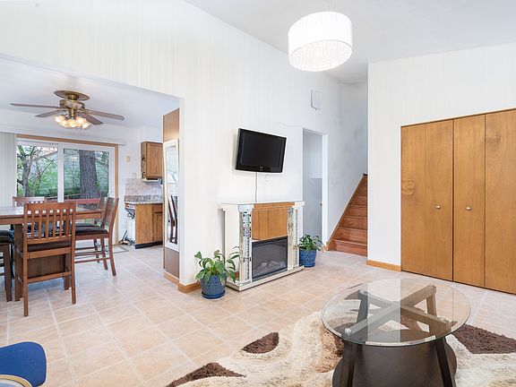 4th image of 16021 Forest Ave
