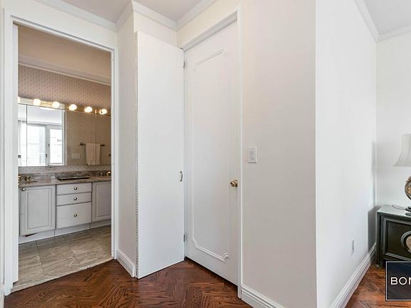 4th image of 201 W 72nd St APT 17B