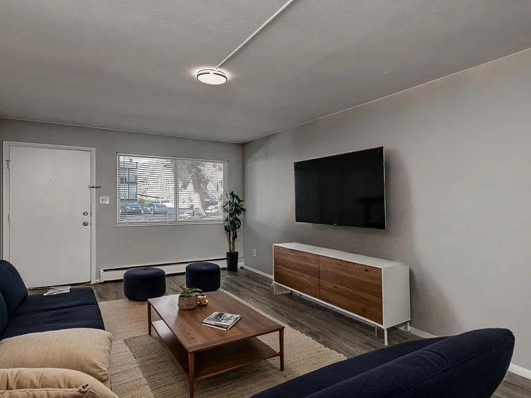 1415 S Corona Ave. — Photo 23