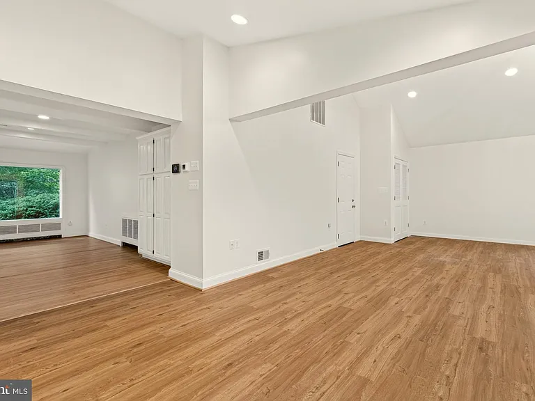 2375 N Vernon St — Photo 23