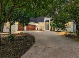 43564 Scenic Ln, Northville, MI 48167