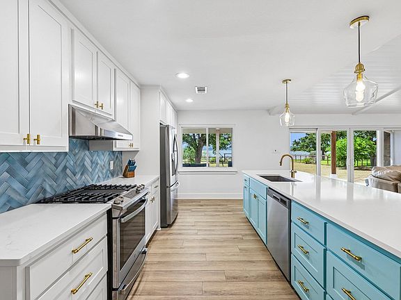 3rd image of 114 Agarita Dr