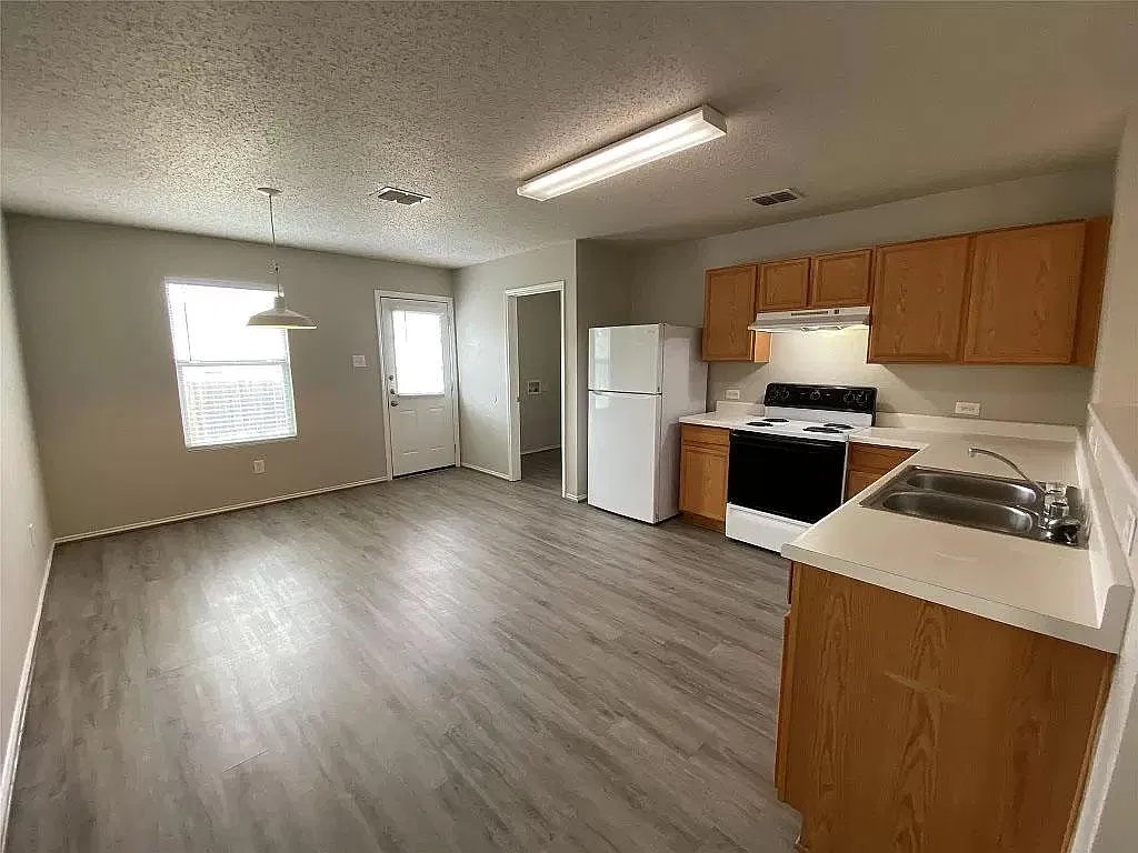 4 bed, 1728 sqft, $3,100 — Photo 4