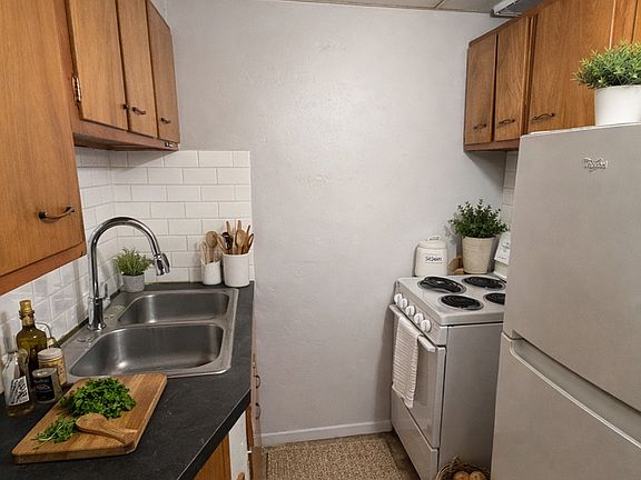 2nd image of 926-932 E 4th St #2
