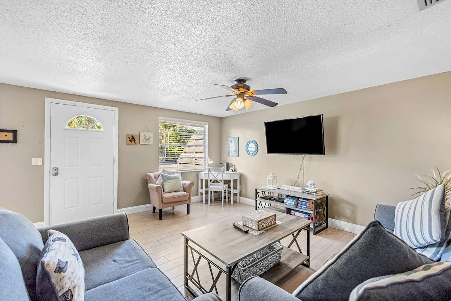2 bed, 2.0 bath, 861 sqft, $2,154 — Photo 2