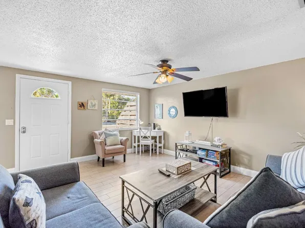 208 Peacock Ln, Bradenton Beach, FL