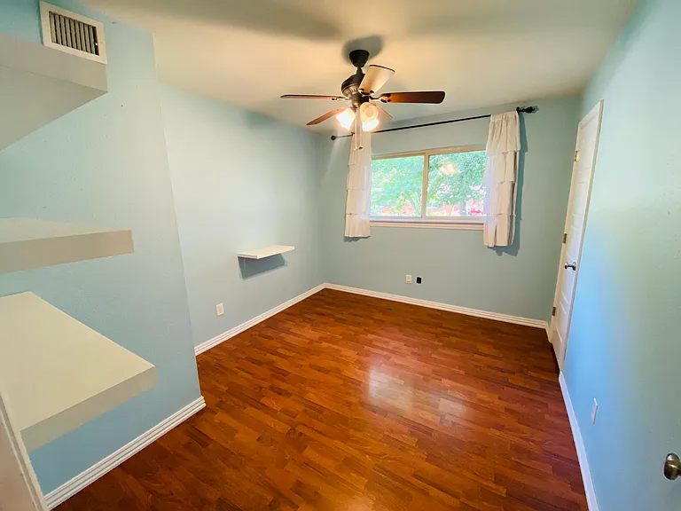 209 E Harold St — Photo 8