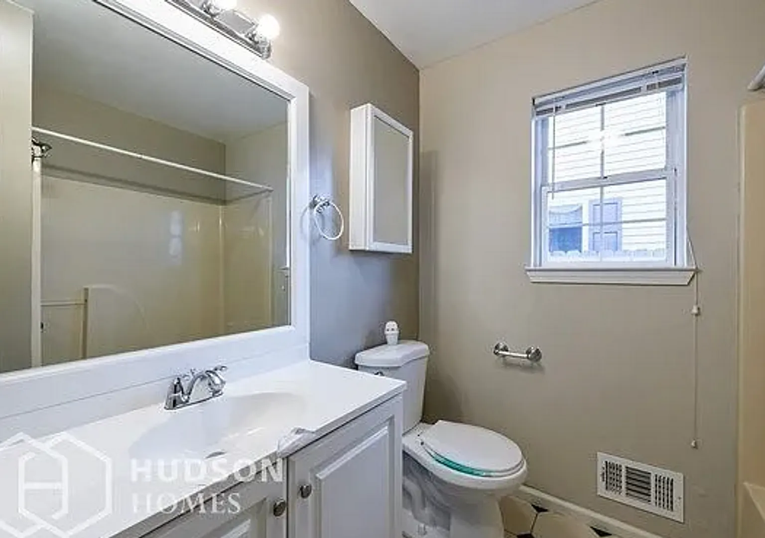 Beautiful 4 Bedroom Single Family House for Rent in Brick! — Photo 3