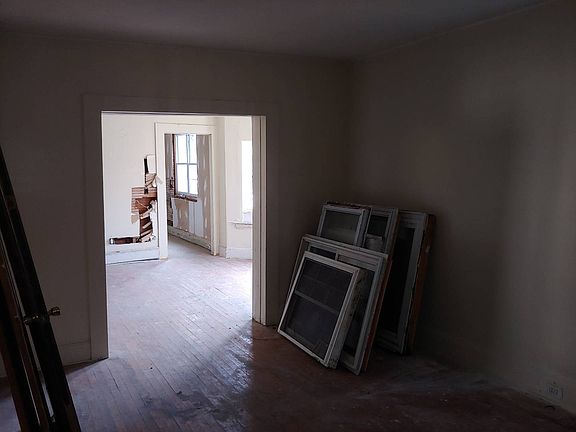 4th image of 118-20 E Borden Ave E