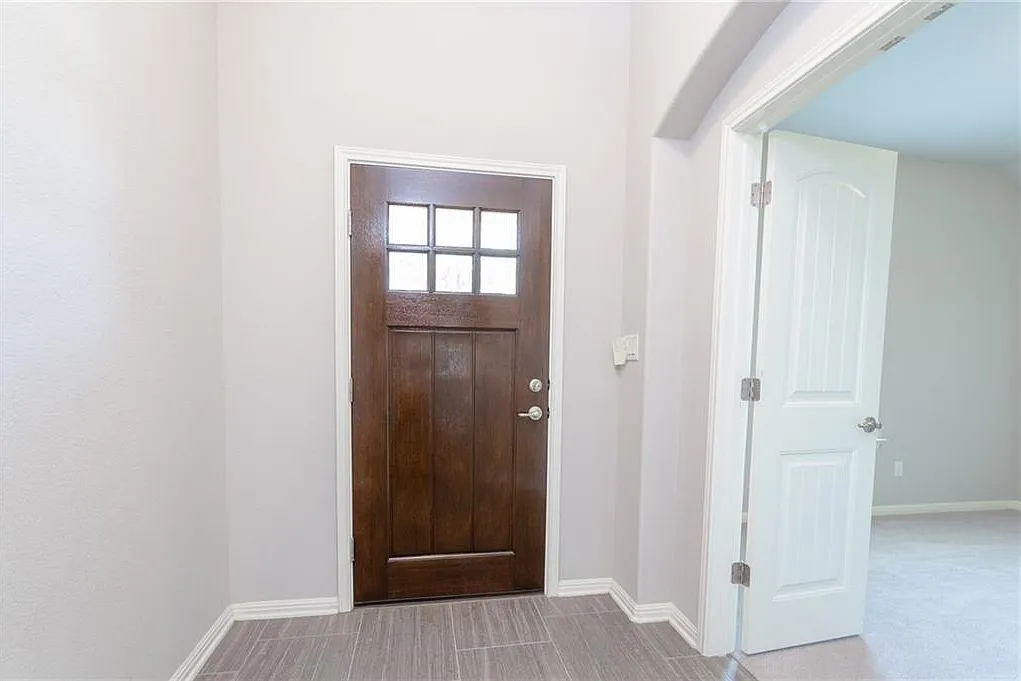 3 bed, 2.0 bath, 2197 sqft, $2,695 — Photo 4
