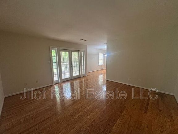 3rd image of 1445 Monroe Dr NE APT C38