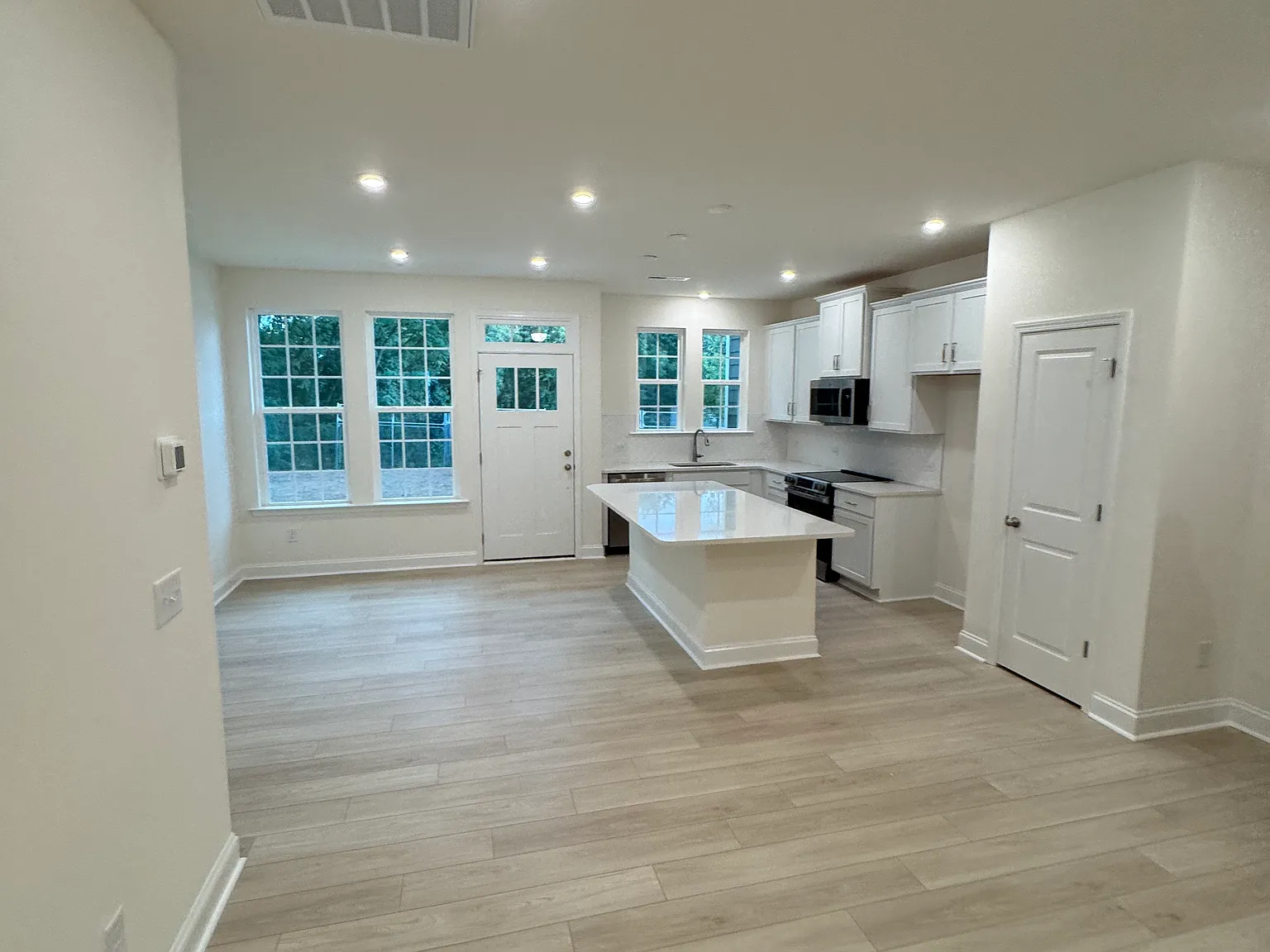 3 bed, 2.5 bath, 1617 sqft, $2,300 — Photo 3