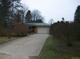 2540 N Lake Angelus Rd W, Lake Angelus, MI 48326