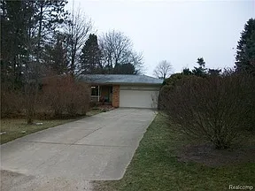 2540 N Lake Angelus Rd W photo 1
