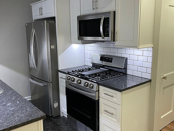 2nd image of 589 Linden Ave #1