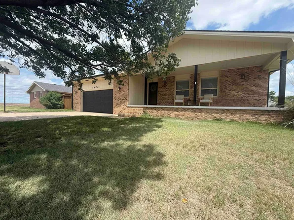 1651 N Karst St, Russell, KS 67665