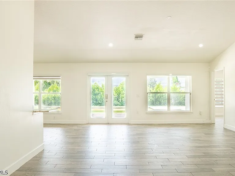 1100 Diplomat Pkwy W — Photo 4