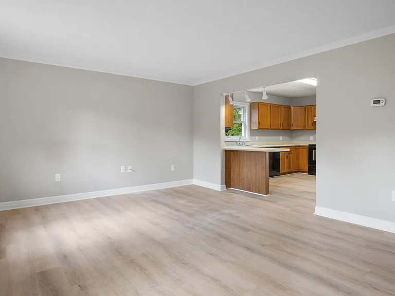 385 Warren St — Photo 2