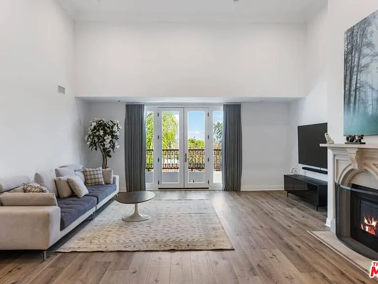 261 S Reeves Dr — Photo 3