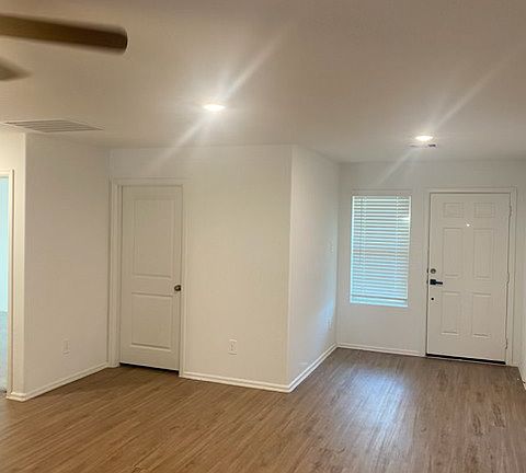 4th image of 1411 Las Cuevas Dr