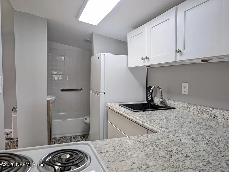 220 Mirror Lake Dr #B — Photo 7