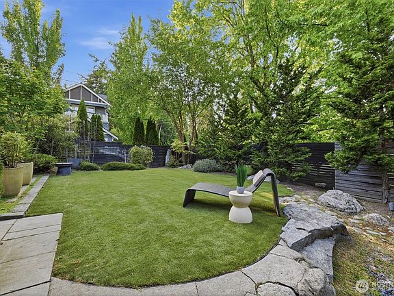 4th image of 1533 38th Avenue E