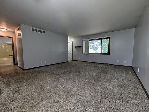3rd image of 1529 Pebblewood Dr