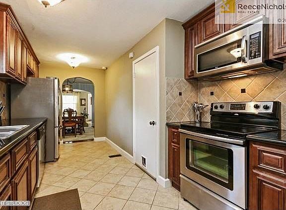 3rd image of 633 E 61st St