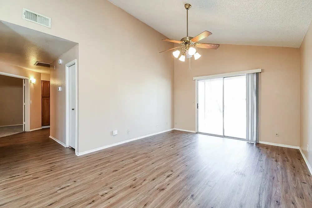 3 bed, 2.0 bath, 1336 sqft, $2,295 — Photo 4