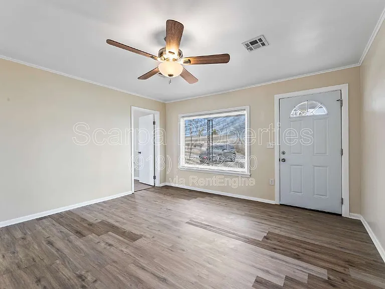 921 W Midway St — Photo 5