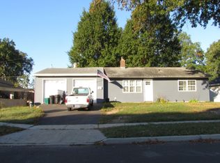 35 Teaberry Ln, Levittown, PA