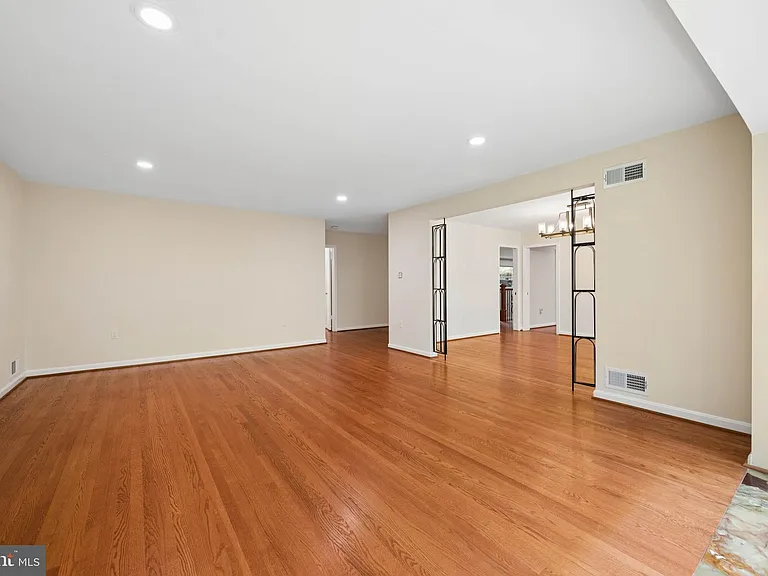 7016 Hopewood St — Photo 13