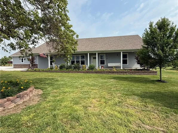 450 NW Holland Ave, Gentry, AR 72734