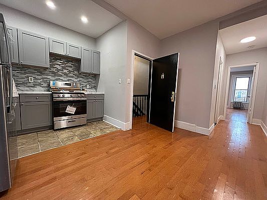 2nd image of 72 Somers St #3