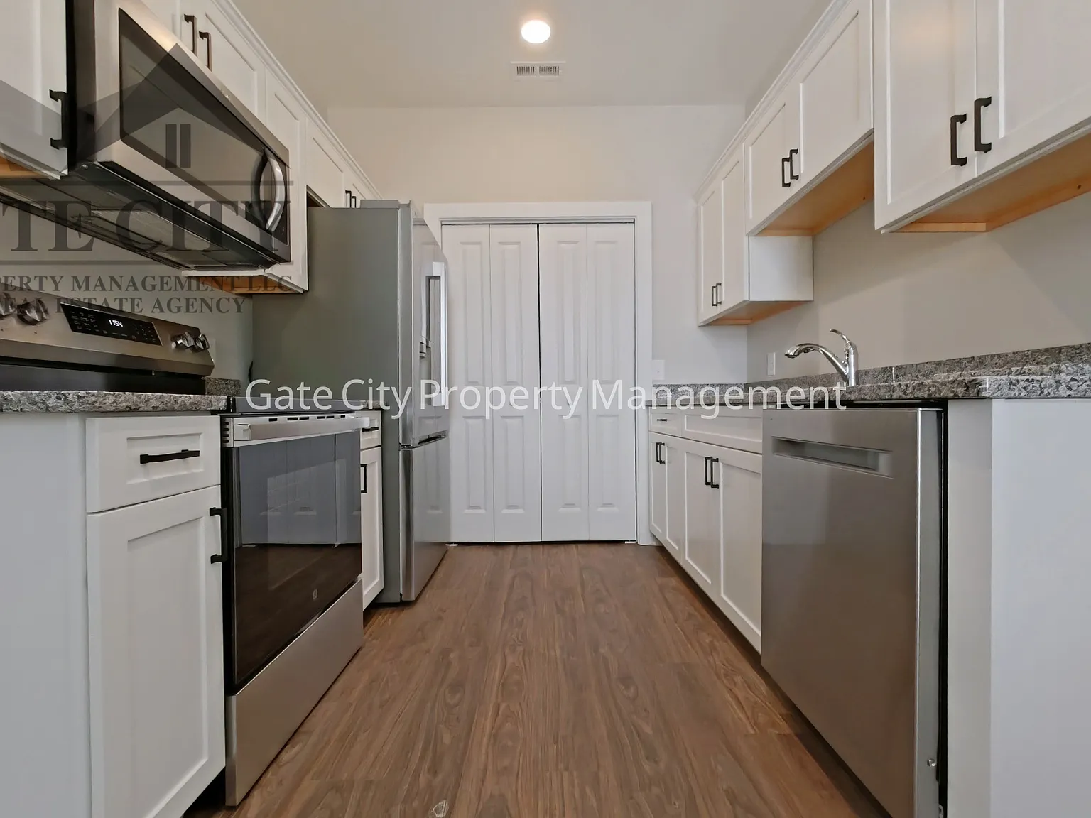 3 bed, 10 sqft, $1,600 — Photo 2