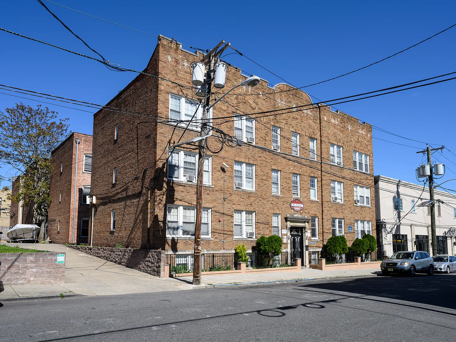 2 bed, 850 sqft, $1,825 — Photo 1
