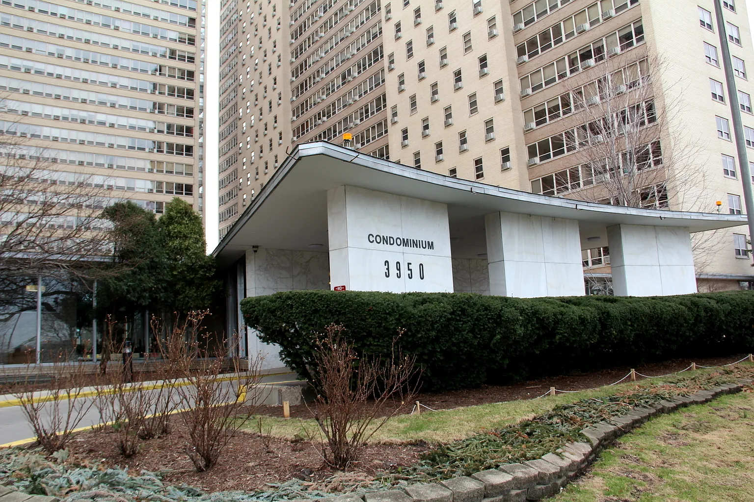 3950 N Lake Shore Dr APT 801 photo 1