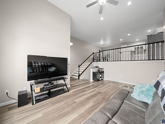 5th image of 812 E Heatherwood Cir